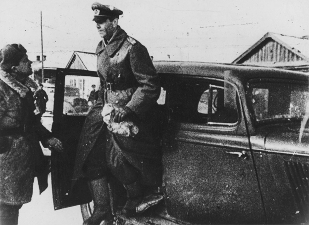 Паулюс выходит из машины. Фото в свободном доступе.
