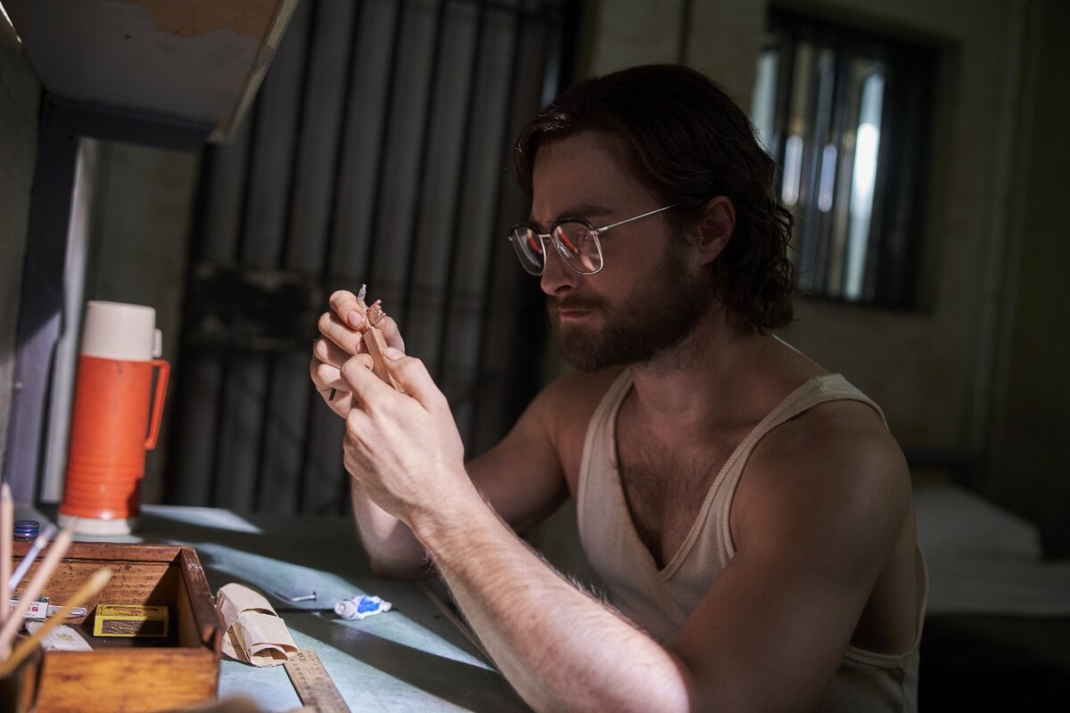 Кадры из фильма "Escape from Pretoria" (2020) Тим Дженкин делает ключ