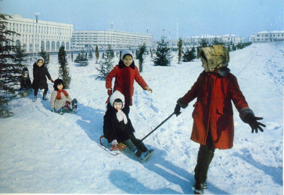Советские зимние. Советские дети зимой. Счастливое советское детство зима. Советское детство зимой. Зимние забавы советских детей.