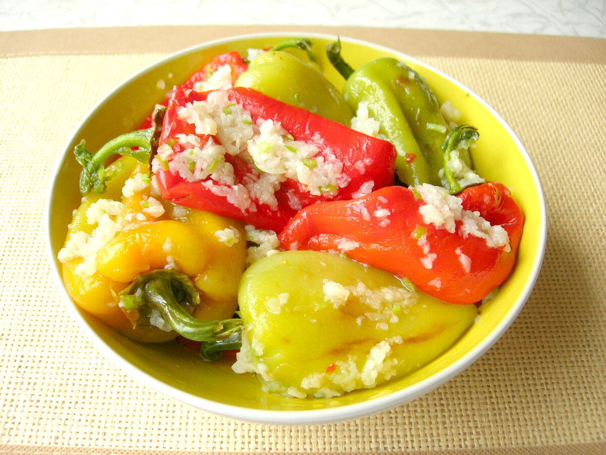 Болгарский перец жареный с мясом. Жареный болгарский перец. Жареный болгарский перец на зиму. Закуска из жареных перцев. Закуска перец маринованный.