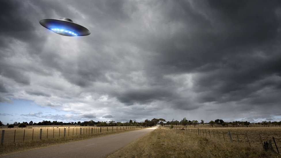 1953-ом году на одной из баз ВВС США приземлился НЛО, по предварительной договоренности о встрече инопланетян с руководством соединенных штатов. В результате эта встреча состоялась 21-ого февраля 1953 года. Переговоры с президентом Дуайтом Эйзенхауэром вели двое инопланетян. 

