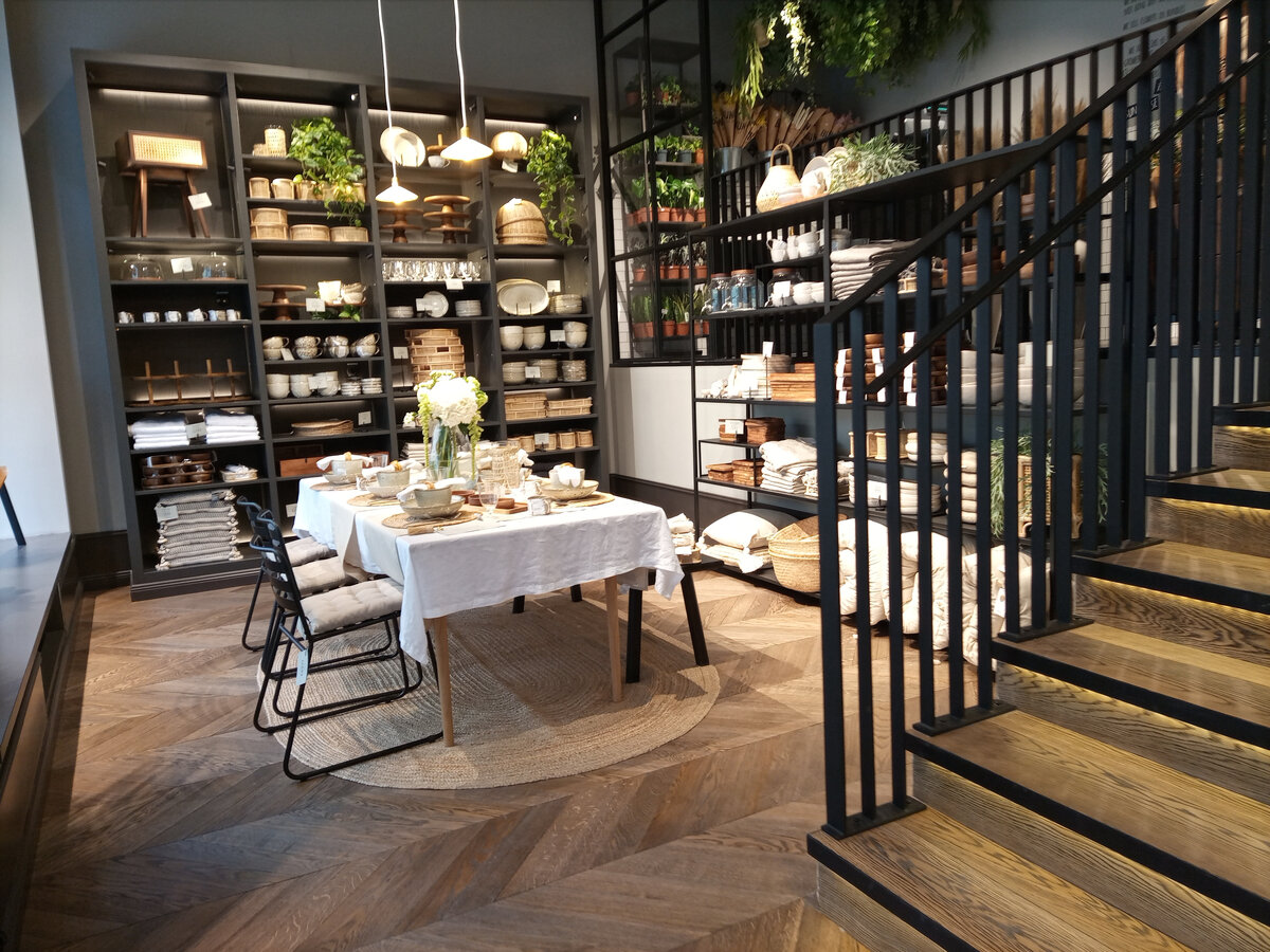 внутри магазина H&M HOME в Петербурге