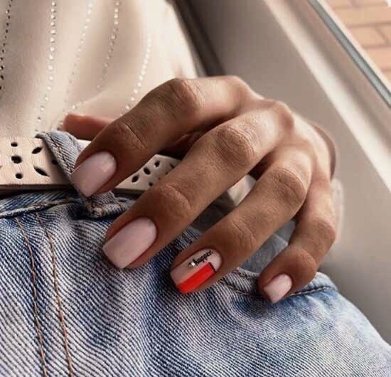 Идеальное сочетание - нюд и яркие акценты
