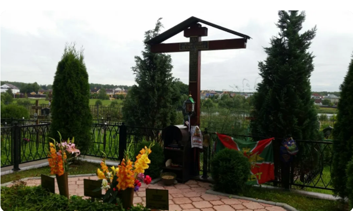 Могила Е. Родионова. Источник фото Яндекс.Картинки