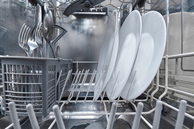 Почему на посуде после посудомойки остается белый налет: причины и решения