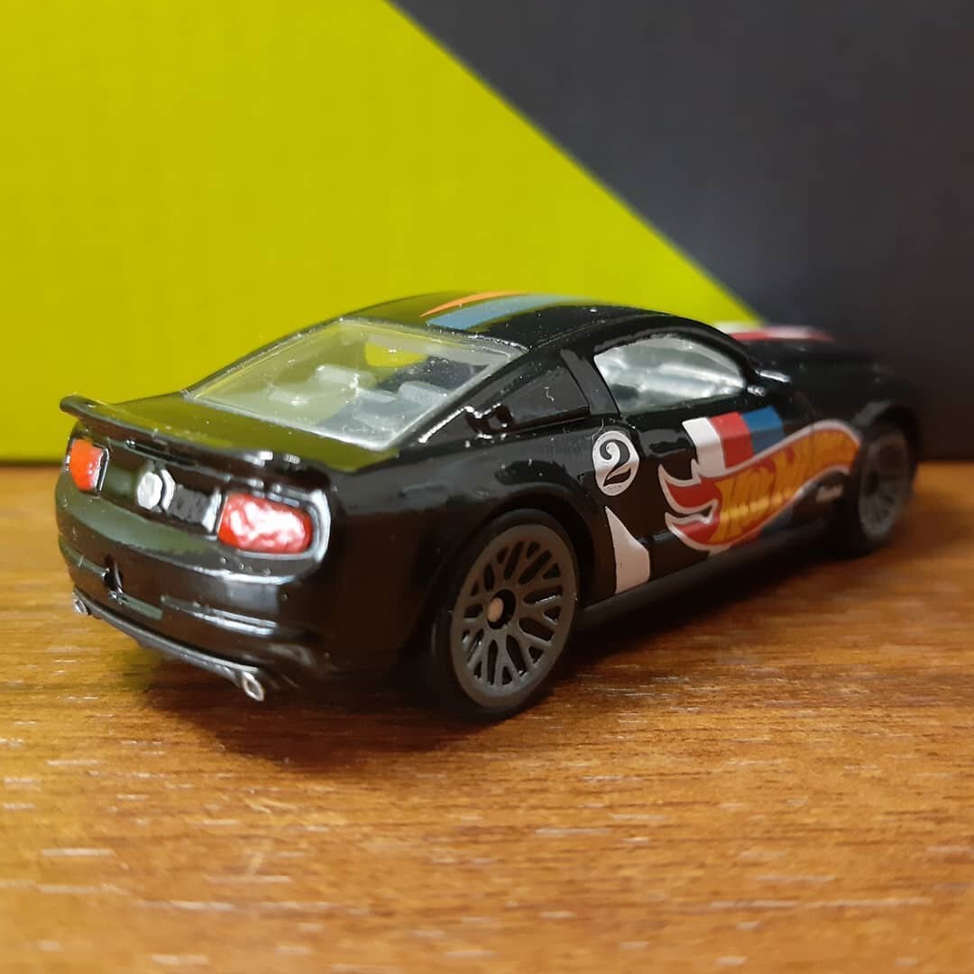 Купить можно здесь  http://www.lionstories.ru/catalog/hot-wheels/
Hot Wheels 2010 Ford Shelby GT500 Super Snake серия HW Race Team  7/10. Год выпуска модели 2010 год. Автомобиль в кузове купе. Кузов машинки верхняя часть металл. Нижняя пластик. Если Вам не сложно поставьте лайк и обязательно подпишитесь на канал. Оставляйте Ваши комментарии. Интересно узнать Ваше мнение. Напишите если у Вас такая машина и в каком цвете. Я постараюсь для Вас делать интересный контент. Спасибо 