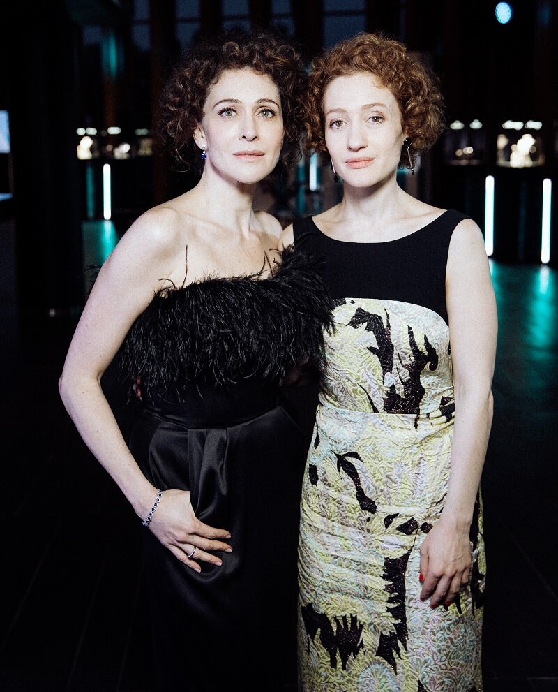 Ксения Раппопорт в украшениях Mercury Color из белого золота с бриллиантами и сапфирами и Мириам Сехон