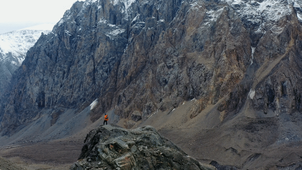 Безопасность такого непростого и заведомо опасного подъема, где участники группы сами всё проходят, начинается не с регистрации в МЧС, а с подбора маршрута по силам участникам (это вообще очень важно), снаряжения, комплекта гидов к нему и..проектирования самого приключения, чтобы участнику было что преодолеть и было чем впечатлиться (если можно “подкрутить мощность”, дав участнику самому справиться, под присмотром, то это стоит делать).