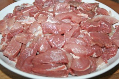 Свинину нарезать мелкими кусочками . 
