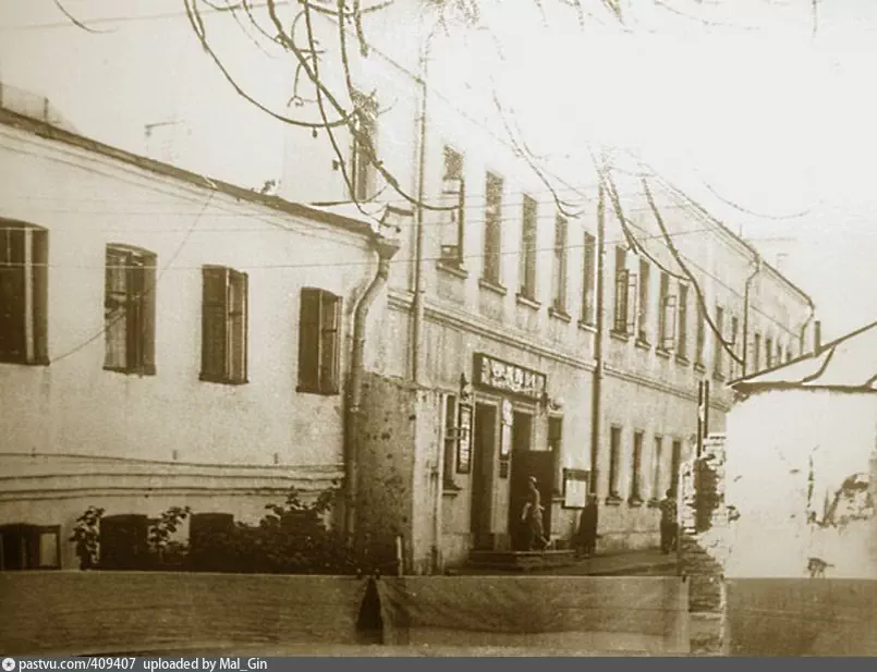 "Чернышёвские бани" в Елисеевском переулке, 1963 г.  Сломаны в начале 1970 х гг., на их месте построено министерское здание (д.11 по Брюсову переулку).