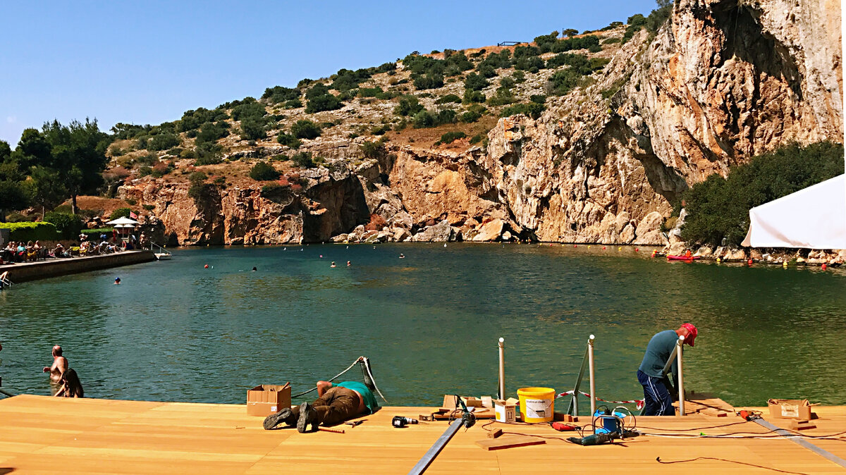 Мы были на озере в апреле, погода была солнечная и приятная (не было невыносимой жары): мы даже успели загореть. Во то время, когда мы были на озере, велись ремонтные работы, и вход стоил дешевле чем обычно