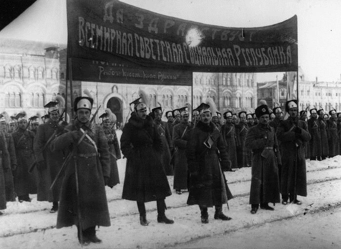 Обратите внимание на головные уборы красноармейцев