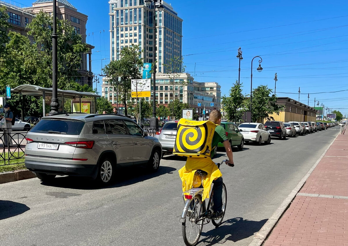 Типичная картина в Санкт-Петербурге, Яндекс Еда на велосипеде