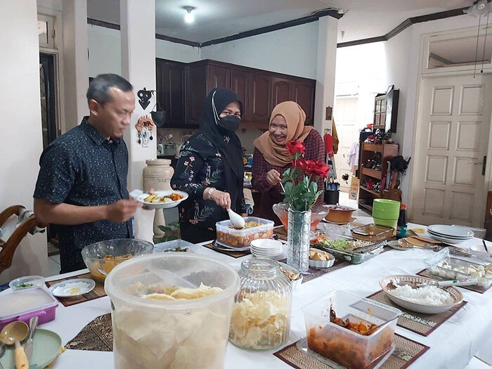 Каждый подходит к столу и берет то, что хочет