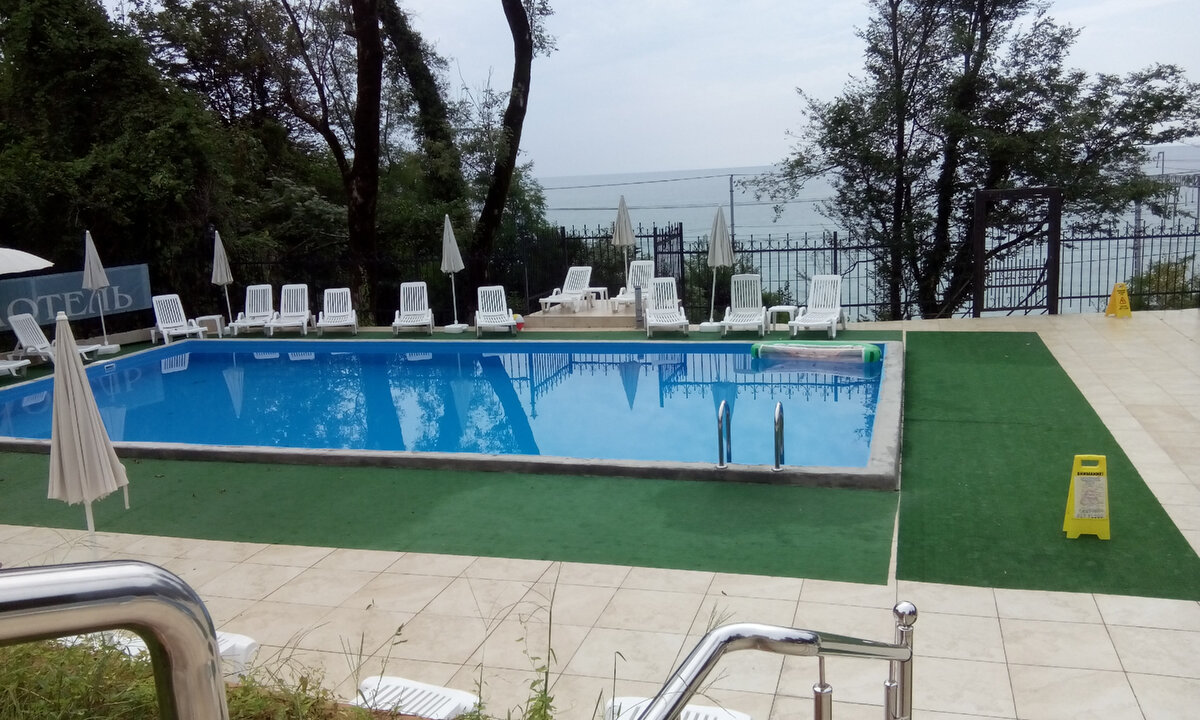 Бассейн в моём отеле. Спуск к морю за забором