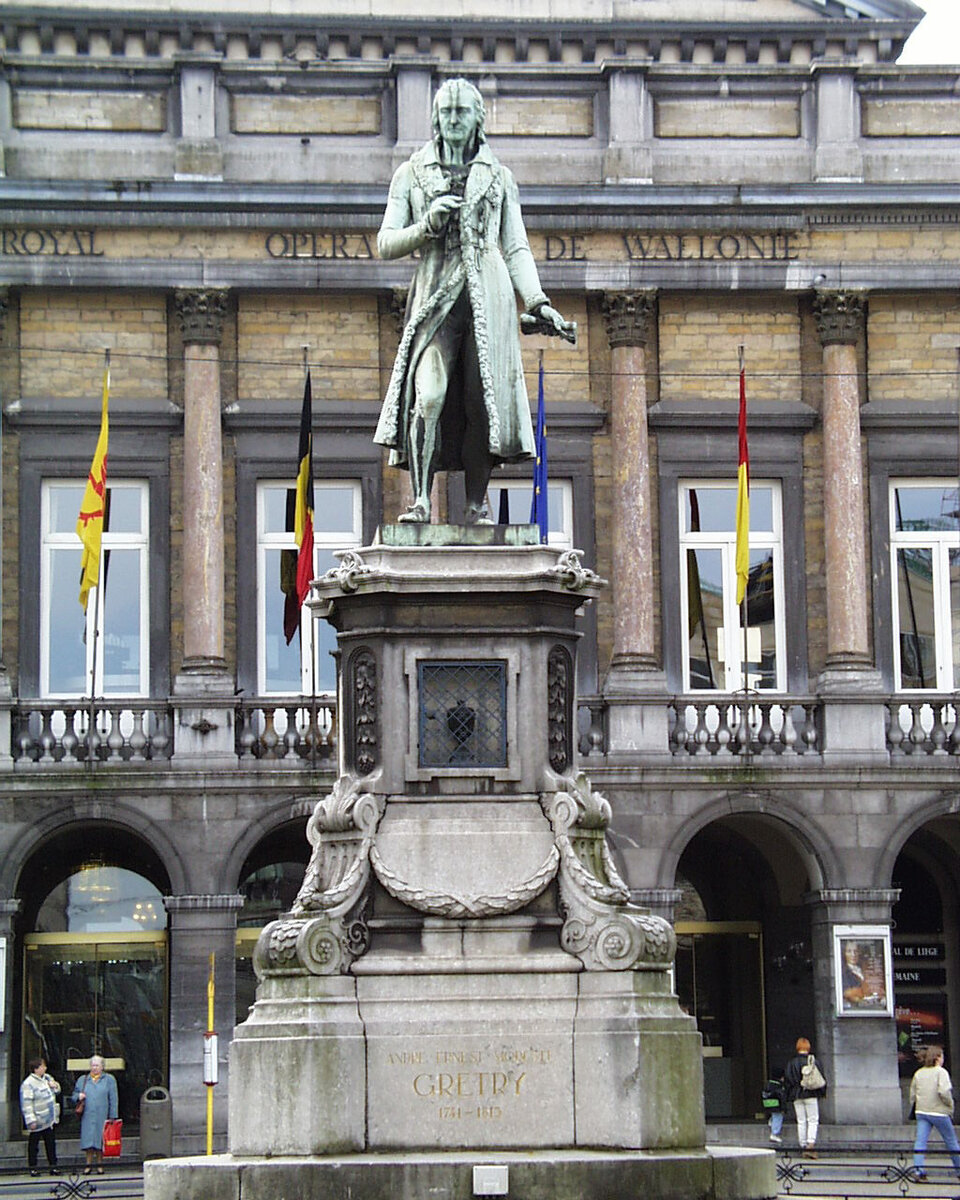 Statue de A.M. Grétry devant l'Opéra Royal de Wallonie à Liège; l'urne sous la statue derrière le grillage contient son coeur