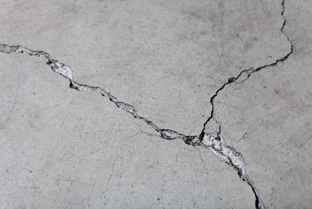 Микро трещины. Трещины в бетоне. Бетонная стена с трещинами. Растрескивание бетона. Трещины в бетонном Камне.