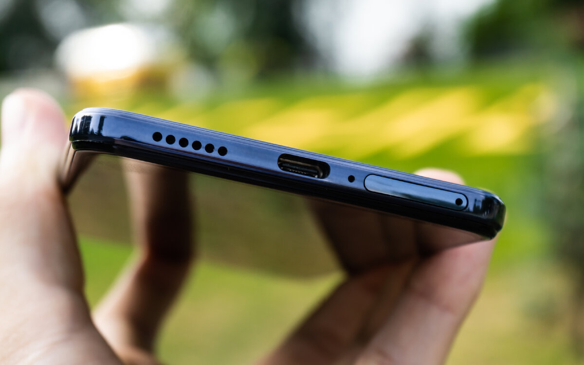 Снизу решетка динамика, порт USB-C, микрофон и слот для двух SIM/карты памяти