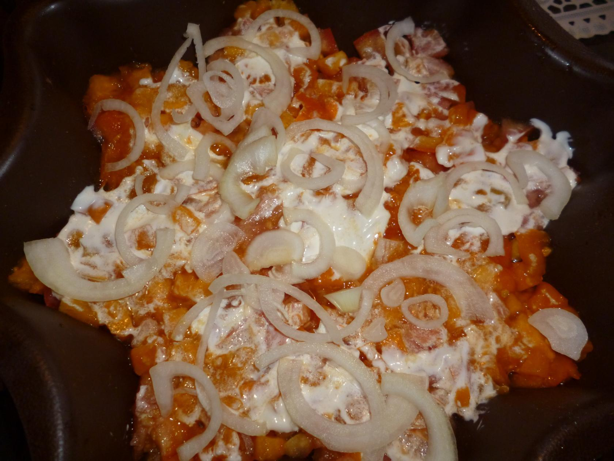 Для праздничного стола салат можно приготовить в силиконовой форме выложив его слоями