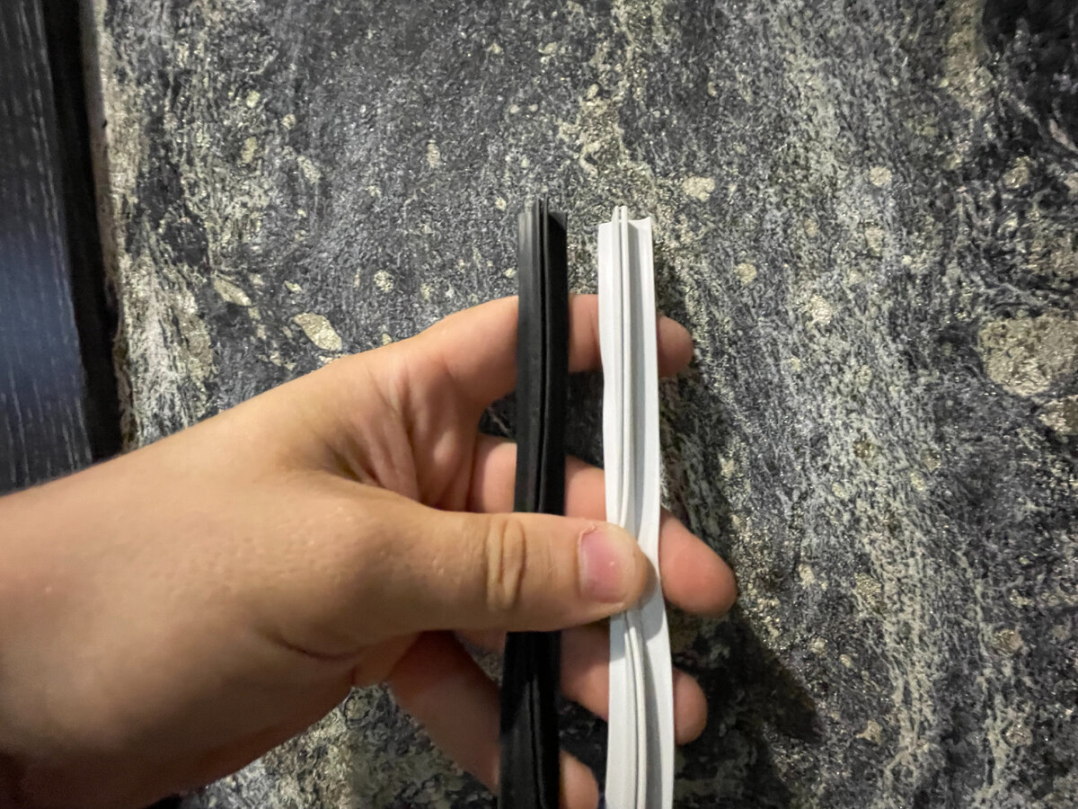 На фото пример микроплинтуса или встаки (чёрная и белая)