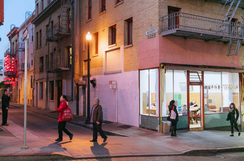 На фото: Пешеходы прогуливаются возле кафе New Lun Ting в Китайском квартале Сан-Франциско. Фото: Андреа Лоу