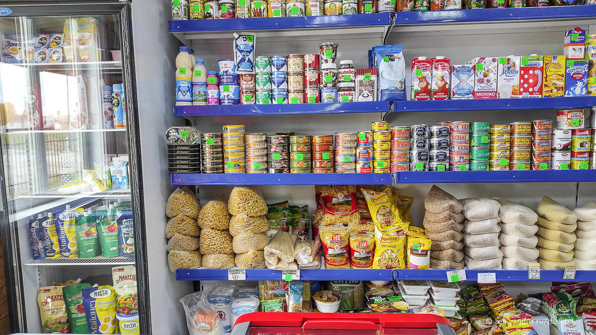 Большинство продуктов из эконом-сегмента. Макароны 40 руб/кг, консервы от 30, молоко от 56. 