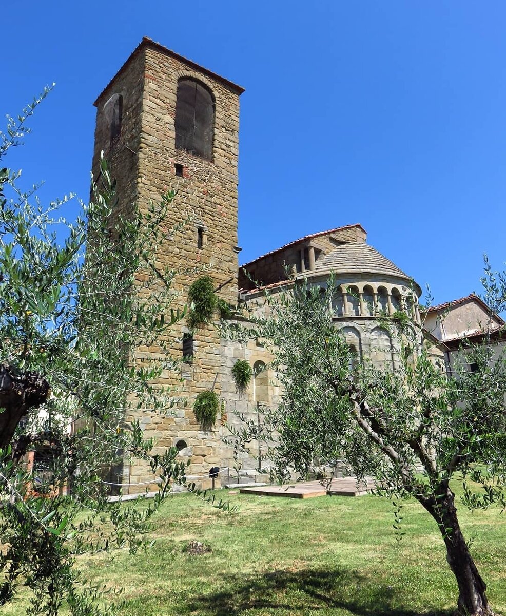 Церковь Святого Петра в Гропине со стороны оливкового сада (фото автора)