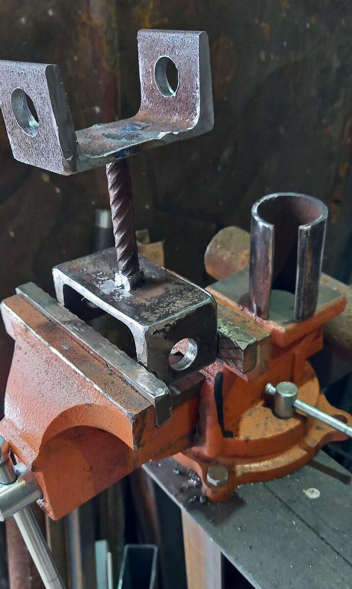 Два отезка швелера соединил сначала арматуриной, потом добавил отрезок 40-ки вокруг