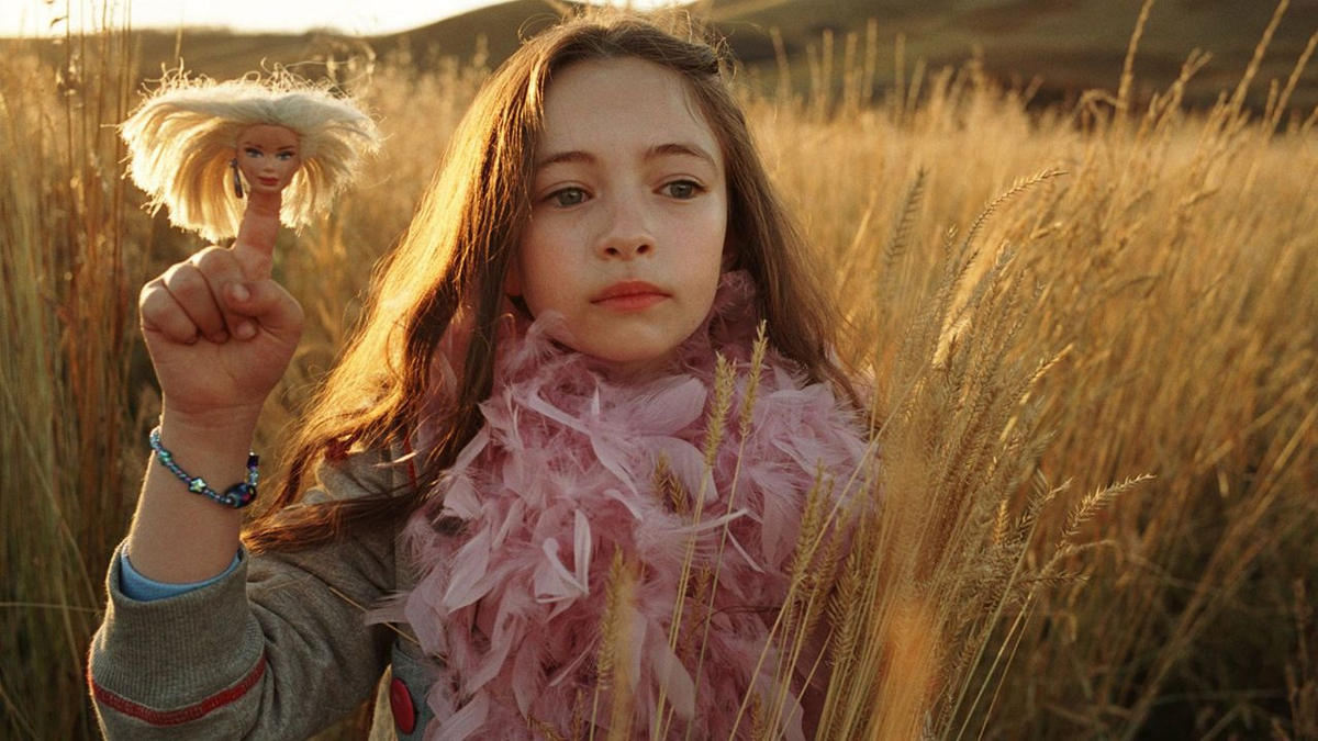 Десятилетней девочке Джелизе-Роуз с родителями явно не повезло. Немолодой папаша наяривает в разбитной рок-группе, по вечерам отправляясь в продолжительные наркотические трипы, мама сидит на метадоне. Но несмотря на это, дочь любит своих родных, ведь других у неё просто нет. В подружках – оторванные головы кукол. Нездоровый образ жизни сводит матушку в могилу, и Ной (отец) решает увести Джелизу-Роуз в дом своего детства, расположенный в бескрайних просторах пшеничных полей на окраине города. Побег от реальности приведёт их в мрачное царство американского захолустья, где самые смелые городские фантазии выглядят безобидными рождественскими сказками...