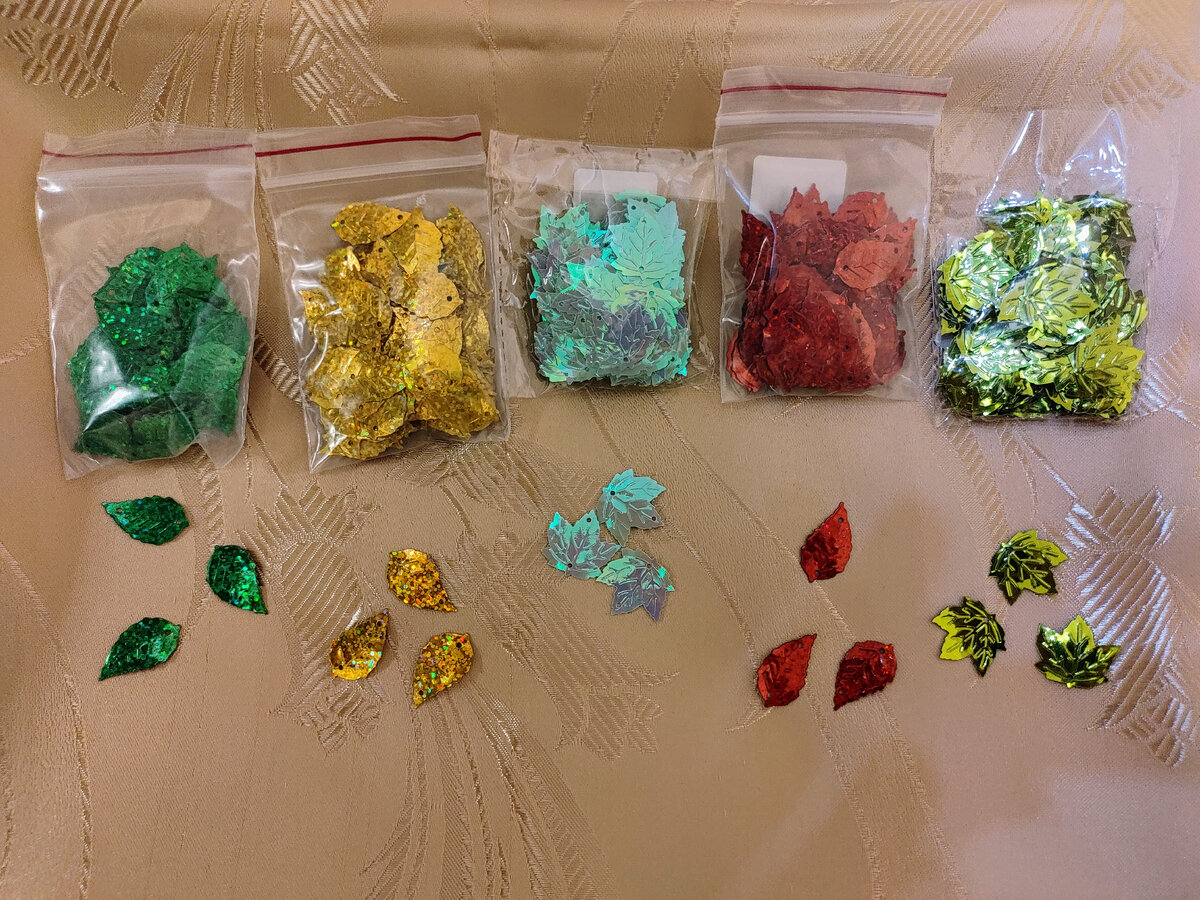 Несколько видов пайеток в виде листьев. Фото автора.
