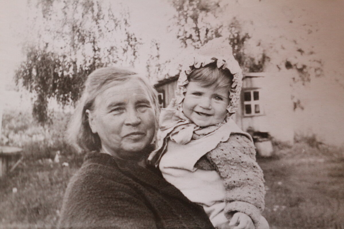 Я с бабушкой. Мне 1 год.