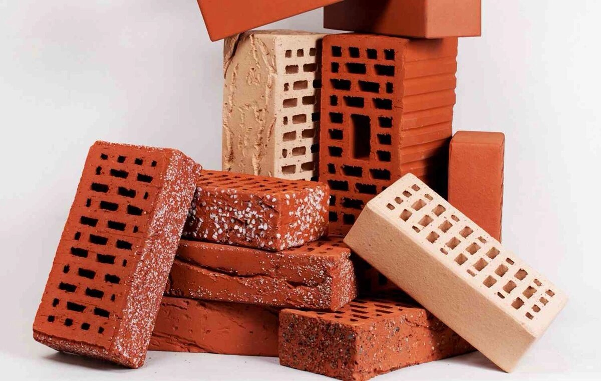 Кирпич самый древний искусственный строительный материал, 
применение обожжённого кирпича в строительстве начинается в глубокой древности 2, 3 тысячелетие до н. э.
Кирпич различают на силикатный и глиняный. 