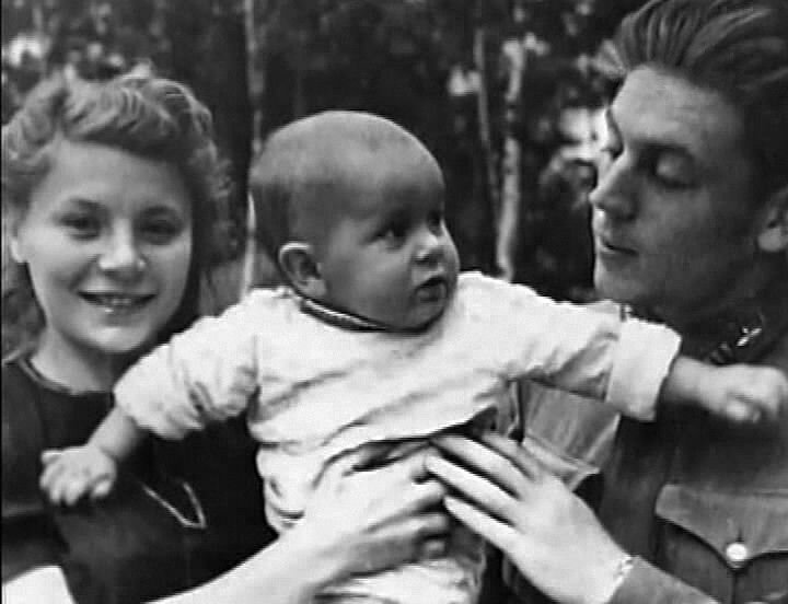 Василий Сталин с внуком вождя и одной из двух своих жен в молодости