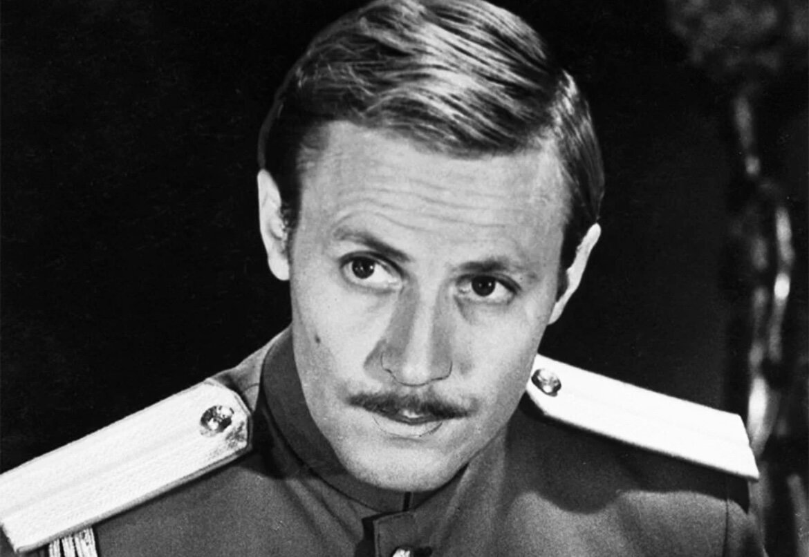 Я очень люблю многие спектакли Малого театра, не считаю их устаревшими и «нафталиновыми». Театр сохраняет традиции, уважает классику, но не отстаёт в художественных смыслах