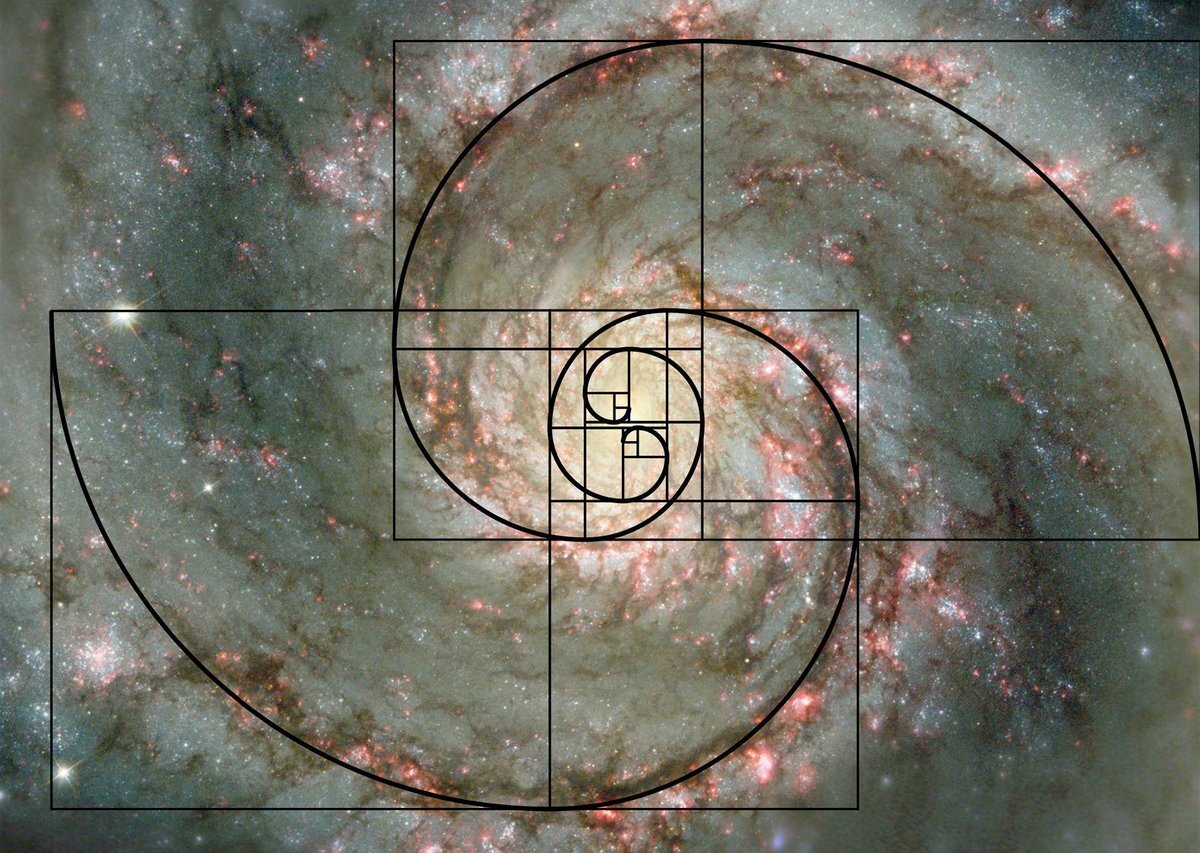 Спираль Фибоначчи  наложенная на изображение галлактик