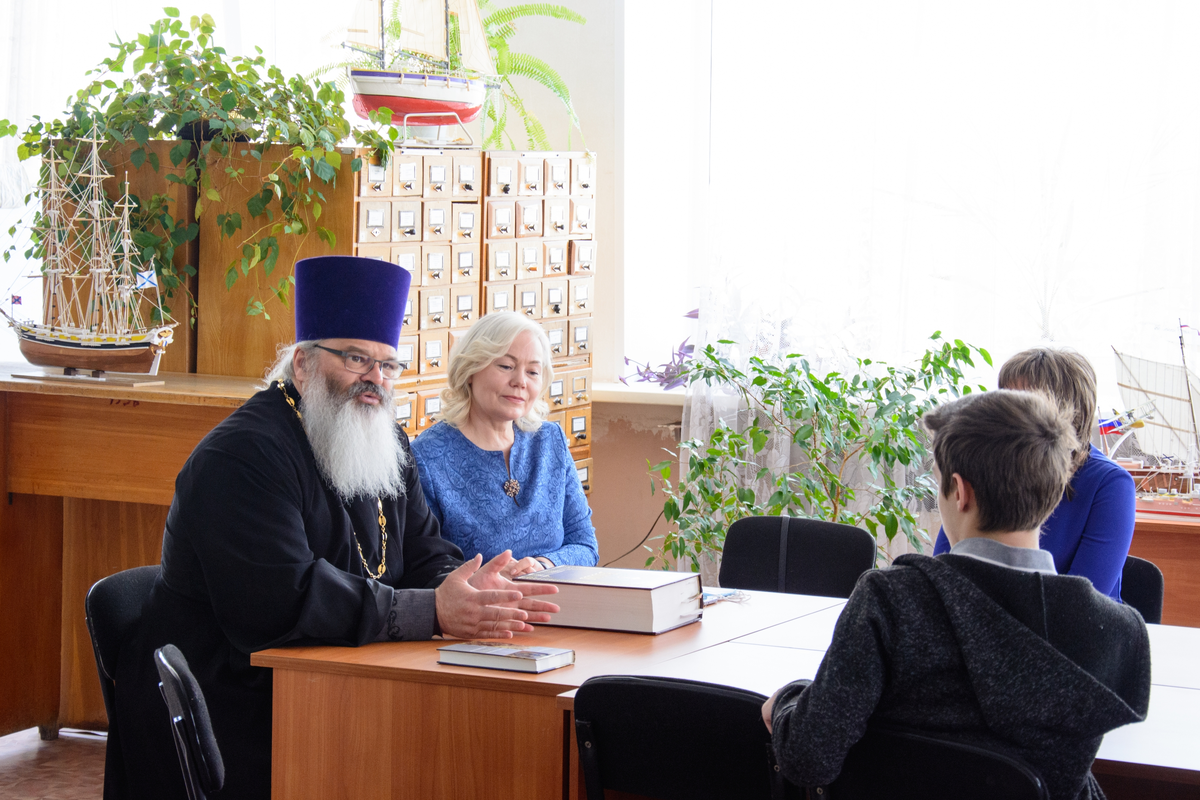 День православной книги в библиотеке, протоиерей Георгий и матушка Зинаида Духанины беседуют с молодежью