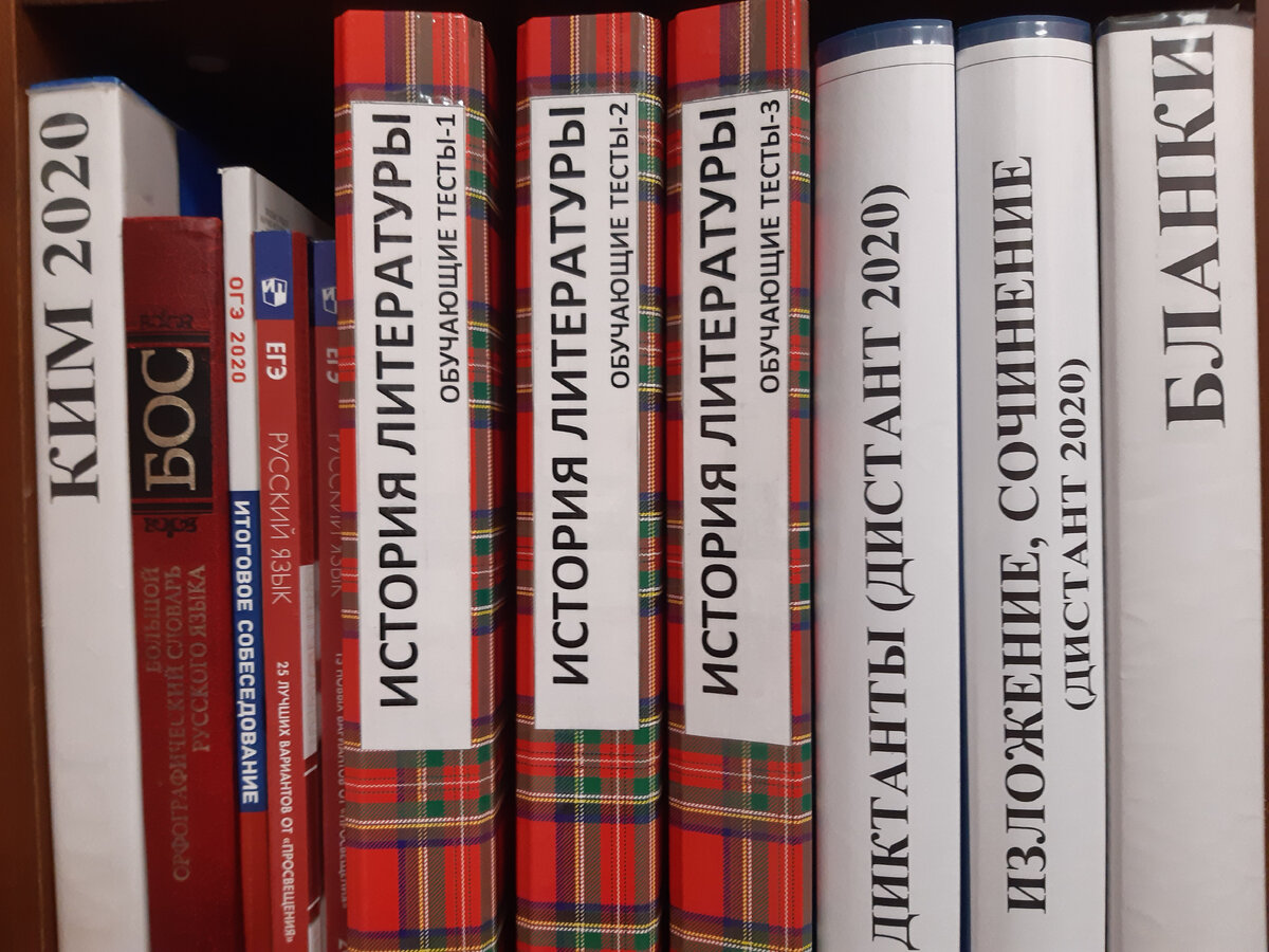В этом учебном году побеждает принцип "не клади все яйца в одну корзину".   
1. Лучше всех тем, у кого хороший репетитор, работающий очно в пешей доступности и удаленно на качественном софте, в реальности - одно занятие очно + второе занятие в дистанте. Легко временно уйти в онлайн.
2. Правильно поступили те, кто пошел к хорошему репетитору с возможностью качественной удаленки, настраиваясь именно на удаленку. (Но все-таки несколько очных занятий нужны!)
Неправильно: только очно, очно и далеко.
Поразительное обилие студентов-первокурсников в этом году: к сожалению, далеко не все понимают, что поступить - полбеды. Нужно еще и учиться...
Вывод: нужен именно размеренный учебный процесс, отлаженный и настроенный, иначе все усилия - впустую.
