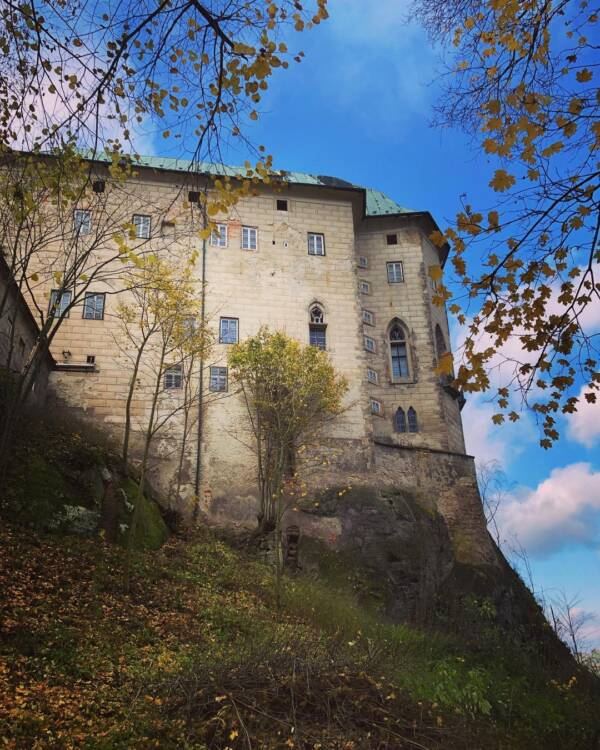 Замок гоуска сгорел. Замок Гоуска в Румынии. Замок Гоуска квест. Этот замок строился 600-700 лет. Замок Гоуска врата в ад майнкрафт.