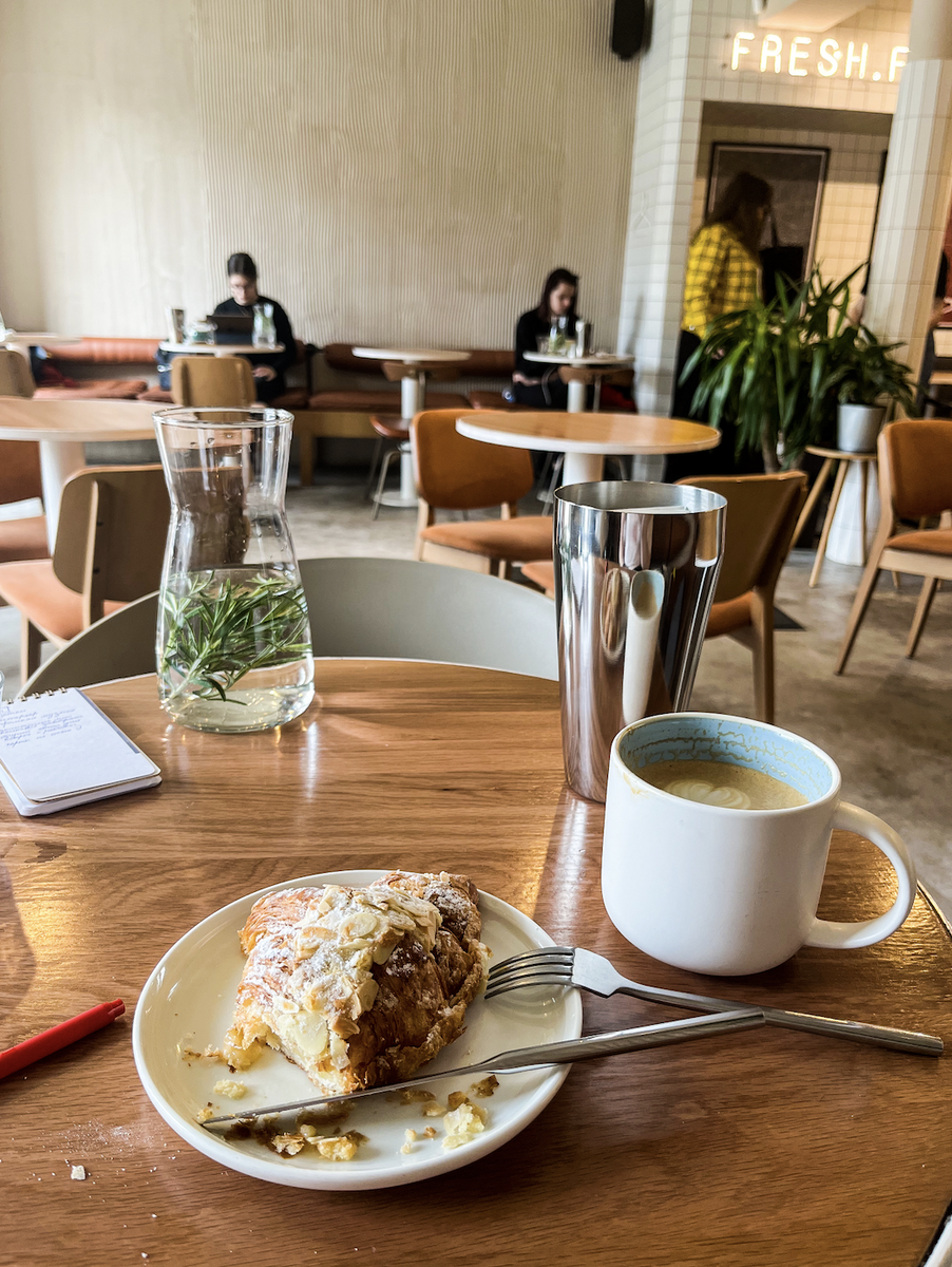 Кофе и миндальный круассан. Про кофе ниже, а круассан был почему-то соленый, а не сладкий.