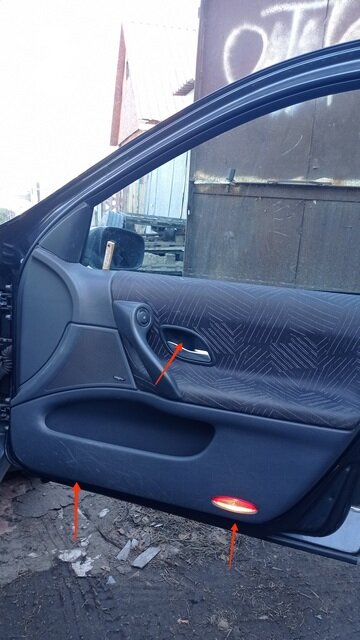 Открутил карту двери (шурупы под звезду т20). Слегка приподнял и потянул на себя, а она ещё на герметике.