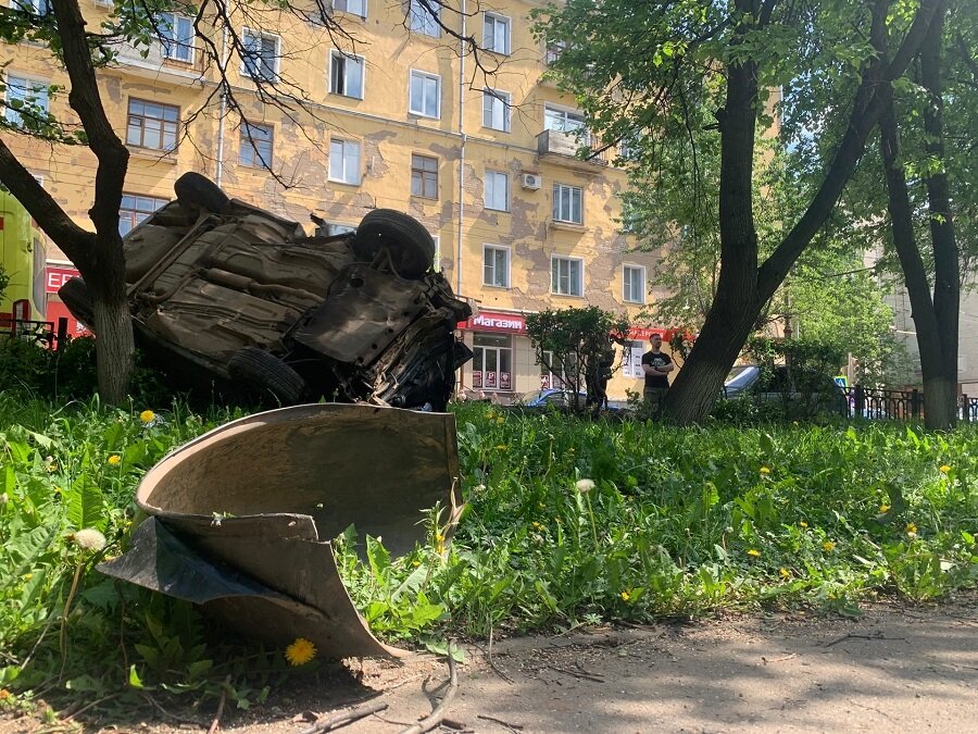 Октябрьский проспект 82 киров. Памятник на Октябрьском проспекте. Авария Киров Октябрьский проспект. Авария на Октябрьском проспекте. Киров Октябрьский проспект аллея.