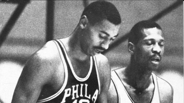     Уилт Чемберлен и Билл Расселл (справа).