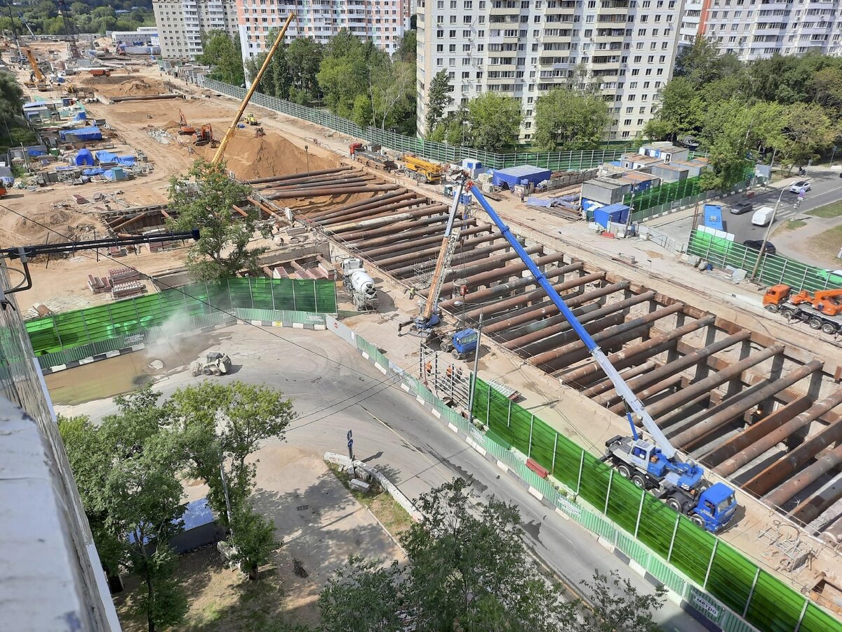 📷 3: Строительство оборотных тупиков с пунктом технического осмотра подвижного состава. Активные монолитные работы по главным и тупиковым тоннелям ведутся в самой восточной части котлована. Ближе к станции продолжается обратная засыпка.