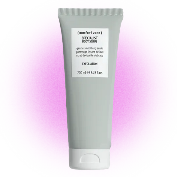 
Скраб для тела Specialist, [comfort zone]Первое, что оценила, — это тюбик, а не банка, не надо лезть за скрабом внутрь упаковки рукой. Дозатор позволяет выдавить столько средства, сколько нужно, при этом не намочив содержимое. Второе — что действует он мягко. Частички абрикосовых косточек не царапают кожу: они будто обточены, легко скользят по телу, обеспечивая приятный массаж и отшелушивание. После использования кожа становится гладкой и упругой. Кажется, что и увлажнять ее дополнительно ничем не надо. При этом скраб не оставляет жирной пленки, он вообще ощущается очень комфортно. Я использовала его и просто так, и перед депиляцией, и заметила, что вросшие волоски больше не беспокоят. Кроме того, после бритья кожа не раздражается, хотя раньше могли возникать воспаления.