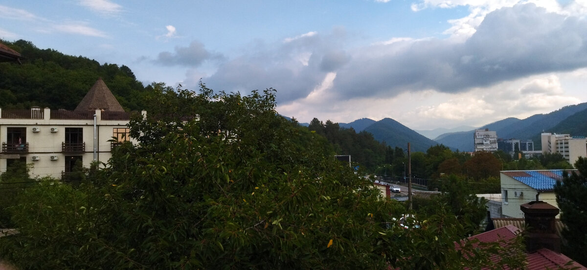 Привычный вид с балкона. Не надоедает. 