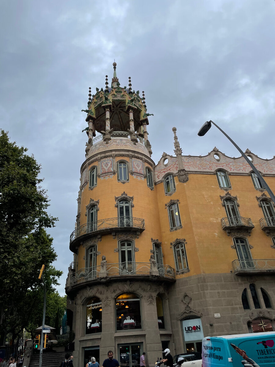 Прекрасное историческое здание около остановки Tramvia Blau и автобуса 196 до подножья горы