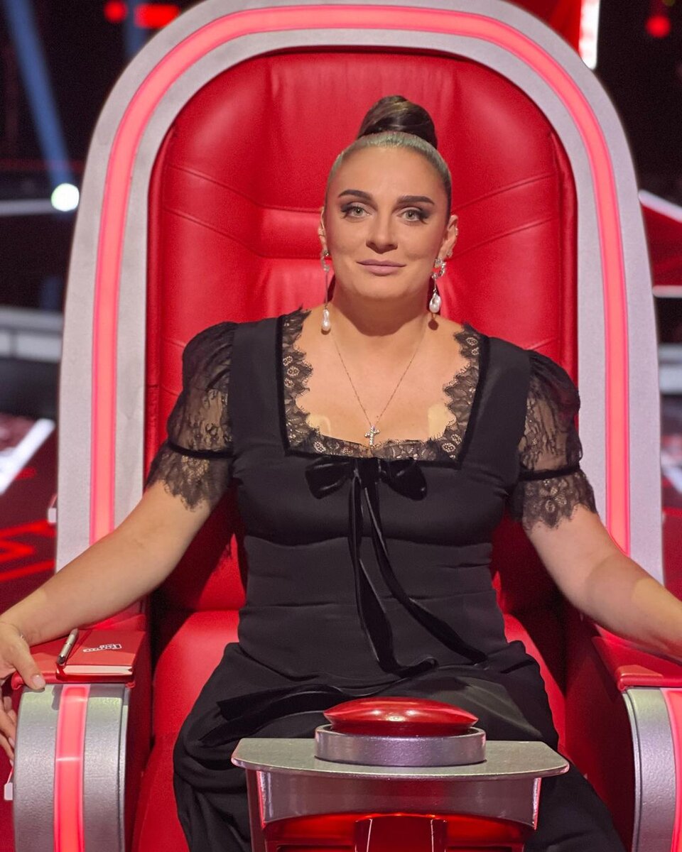 Располневшая Елена Ваенга с трудом поместилась в кресло наставника шоу «Голос 60+»