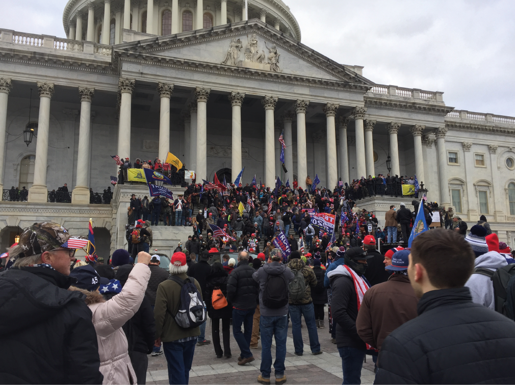 Можете ли вы противостоять тенденции везде видеть теории заговора? "попытка разобрать их немного похожа на попытку прибить пудинг к стене" постоянная особенность теорий заговора заключается в том, что они не могут быть доказаны, и они меняют свою форму каждый раз, когда вы пытаетесь с ними справиться. с другой стороны, правда ли, что вера в некоторые теории может иметь серьезные последствия, например, вызванные теми, кто решает не вакцинировать своих детей на основании какой-либо необоснованной идеи, или теми, кто отрицает изменение климата или само существование Covid-19, но многие другие безвредны».
Часто даже скептики очаровываются самыми красочными, но поверхностными аспектами дела. "мы берем штурм американского Конгресса", - снова говорит психолог. " все разместили на первой полосе фотографию шамана, человека с раскрашенным лицом, одетого в головной убор с двумя большими рогами и говорящего, что он принадлежит к культу канона, широко распространенной и абсурдной американской теории заговора. конечно, это был любопытный образ, но он отвлекал нас от самых важных вещей. начиная с того факта, что руководители групп, которые организовали нападение, были белыми сторонниками превосходства, такими как Proud Boys или Oath Keepers, люди, которые используют теории заговора в своих целях. вот почему сосредоточиться только на заговоре-ошибка"»
Развенчание самоцели может быть неэффективным. когда вы развенчаете миф, вы создаете пробел в сознании человека: только если вы заполните этот пробел, демистификация эффективна. недостаточно сказать, что убил Кеннеди Ли Харви Освальд, например, также необходимо подробно объяснить личность и историю Освальда и то, как ряд неудачных обстоятельств привел к тому, что убийца оказался в “нужном” месте в “нужное”время.    В  общем, я считаю, что нельзя думать о том, чтобы искоренить менталитет заговорщиков, высмеивая или оскорбляя тех, кто верит в определенные вещи», - заключает Браттон. " более полезным отношением является начало обсуждения с теоретиком заговора, пытаясь понять, что у нас общего.
Изучение определенных теорий может помочь нам лучше понять, как работает ум. умы каждого, я имею в виду. потому что мы должны помнить, что волей-неволей мы все прирожденные заговорщики. единственная разница в том, что некоторые скрывают это лучше, чем другие».«мы, конечно, не все думаем, что восхождение-это кинематографическая подделка, что Земля плоская или что планета тайно управляется линией внеземных ящериц, но конспиративное мышление-это повседневная привычка», - говорит Роб Браттон, психолог из колледжа Барнарда Колумбийского университета в Нью-Йорке и доктор философии.автор подозрительных умов, считается одним из основных текстов для понимания заговорщического мышления. «мы часто этого не замечаем, потому что наши заговоры не о самых абсурдных идеях, но механизм многих мыслей полностью похож"
" мы все каждый день пытаемся объяснить окружающий нас мир и делаем это с помощью имеющихся у нас инструментов», - продолжает психолог. «мы ищем смыслы в вещах, мы ищем связи, потому что наш разум развился именно для этой цели, и мы находим их практически всегда. это механизм, который работает отлично, большую часть времени. проблема, однако, в том, что мы время от времени ищем связи, даже там, где их нет».

Наш мозг действительно является продуктом очень долгого эволюционного процесса. среди наших предков сапиенсов, те, кто находил объяснения и решения проблем вокруг них, могли лучше выжить и, таким образом, передавали потомкам такое же отношение. наука, как и искусство, также проистекает из способности человека видеть и ощущать связи и связи между вещами, которые кажутся совершенно несвязанными. только то, что в определенных ситуациях эта тенденция может сбить нас с пути.

" мы все прибегаем к когнитивным ярлыкам, которые часто являются не чем иным, как предвзятостью, умственными ловушками, в которые мы попадаем, даже не осознавая этого», -  нас заставляют, например, думать, что за всем стоит намерение, воля: гораздо труднее думать, что иногда все происходит просто случайно. мы предпочитаем верить, что если что-то происходит, это потому, что кто-то сделал это. в частности, если в мире происходит что-то большое, мы склонны думать, что за этим всегда должно быть что-то большое. признать, что за убийством президента, как это произошло с Кеннеди, может быть просто ненормальный, о котором никто ничего не знал, для многих неприемлемо. так же немыслимо думать, что любимая принцесса, такая как Диана, могла погибнуть в тривиальной автокатастрофе или что 11 сентября группа террористов, возможно, поставила на колени самую сильную державу в мире».

Это предвзятость пропорциональности в действии и объясняет, среди прочего, почему практически нет теории заговора, стоящей за очередным покушением на американского президента.когда ненормальный застрелил Рональда Рейгана в 1981 году, на самом деле никто не предполагал глобальных заговоров с участием ЦРУ, КГБ или мафии. почему? по простой причине: Рейган избежал взрыва, а  террорист попал в психиатрическую больницу. конец истории. неудавшееся нападение не имело последствий, и, следовательно, никто не чувствовал необходимости воображать большие оккультные маневры. смерть Кеннеди, с другой стороны, имела серьезные последствия, и теории заговора продолжают процветать и сегодня, через шестьдесят лет после фактов.подозрительно по праву
теории заговора рождаются в мире,у которого есть веские причины подозрительно относиться к властителям. история и хроника показывают нам, что президенты могут лгать, администрации и компании могут строить заговоры для достижения своих целей или для обеспечения незаконной выгоды, генералы могут фальсифицировать доказательства для развязывания войн, секретные службы могут шпионить за своими гражданами или убивать конкурирующих или неудобных лидеров, чтобы убрать их с дороги или заменить их более маневренными. Итак, быть подозрительным не обязательно плохо.

" Неправда, как когда-то утверждалось, что тот, кто верит в теории заговора, обязательно должен быть параноиком», - продолжает Браттон. " мы все можем в это поверить именно потому, что эти теории основаны на страхах, сомнениях, заботах и подозрениях, которые мы все можем питать и которые нередко обоснованы. также верно, что в тех, кто поддерживает самые экстремальные идеи, можно найти некоторые общие черты. часто возникает желание принять позиции, которые бросают вызов мейнстриму и которые, кажется, дают лицензию “независимого мыслителя”. но если мы объединим это, по-человечески понятное стремление, с нашей тенденцией находить смысл повсюду, то результатом будет иллюзия понимания"»

Переоценивая то немногое, что действительно известно о данной проблеме, то есть мы обманываем себя тем, что “увидели свет”, поняли все и обнаружили какую-то огромную тайну, ревностно охраняемую могущественными. он чувствует себя как герои, новобранцы Робин Гуд, сражающиеся против злого шерифа Ноттингема, не замечая, что, как Дон Кихот, он, вероятно, просто размахивает мечом против банальных ветряных мельниц.форма комфорта.
Еще одна функция, выполняемая теориями заговора, состоит в том, чтобы упростить реальность, иногда до крайности, чтобы вернуть некоторое подобие порядка в то, что часто является сложным и хаотичным миром.
" одна из самых причудливых и обширных теорий заговора-это та, которую придумал Дэвид Айк, бывший английский футболист, ставший одним из ориентиров всех теоретиков заговора», -  «по словам Айка, например, Луна полая и на самом деле является искусственным космическим кораблем, а кольца Сатурна-это инструмент передачи, из которого уходят волны, способные контролировать наш разум, волны прибывают на Луну, которая усиливает их и отправляет обратно на Землю. эти волны меняют цвета и формы всего вокруг нас, искажая наше восприятие реальности и заставляя нас жить в какой-то универсальной голограмме. не говоря уже о тех, кто несет ответственность за все это, а именно рептилии, внеземные ящерицы, которые маскируются под людей и занимают их место. были бы рептилиями королевы Елизаветы, бывших президентов Билла Клинтона и Барака Обамы, а также всех, кто занимает какую-то власть в мире. и теория продолжается так бесконечно, у нее есть ответ и объяснение для чего угодно. я думаю, довольно мирно говорить, что все это абсолютно неправдоподобно. но, как бы безумно это ни звучало, этот взгляд на реальность также содержит послание надежды. в том смысле, что он, кажется, говорит: “Да, в мире так много неправильных вещей, но, по крайней мере, мы можем их разоблачить, указать пальцем на виновных, и мы можем что-то сделать, чтобы их изменить”. вот что нравится многим людям, особенно тем, кто думает, что они не имеют большого контроля над своей жизнью».