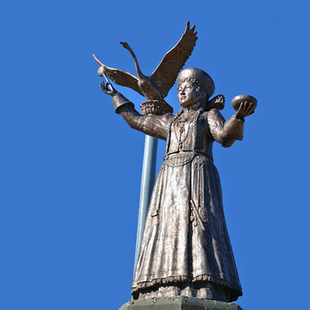 Памятник Хори хатан – княгиня Хори,  птице-лебедице (хун-шубуун), носящей земное имя Хобойши-хатан (Хобоши)
