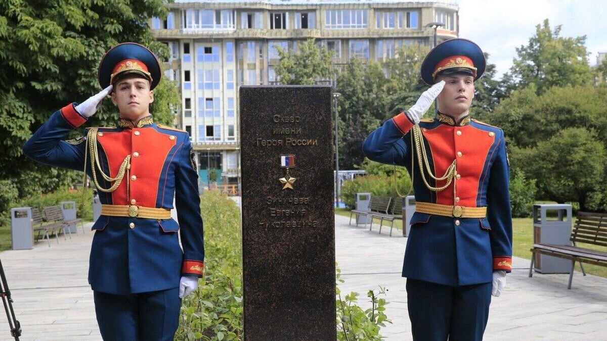    В сквере имени Евгения Зиничева в Санкт-Петербурге состоялось торжественное открытие памятной стелы в честь погибшего главы МЧС России© Фото : МЧС России